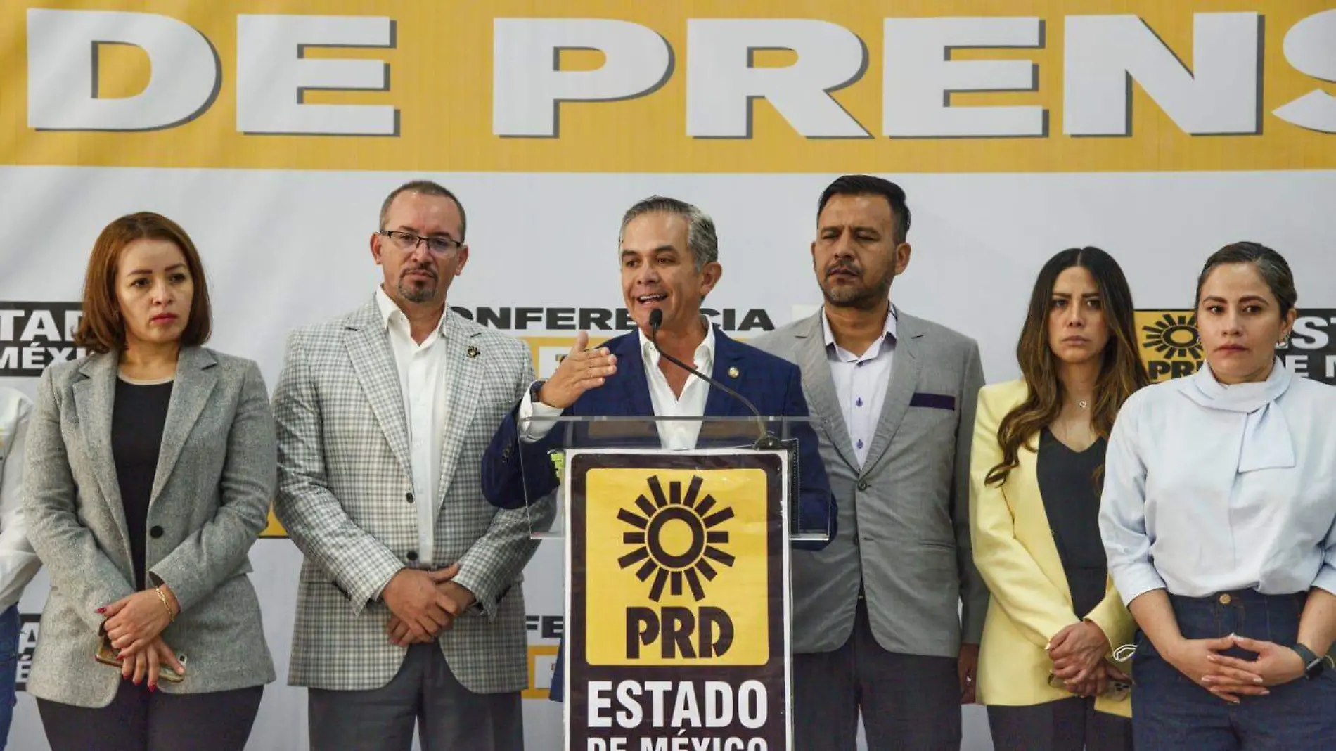 mancera con perredista del Edomex